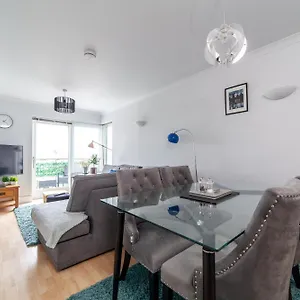 Stylish Chic Retreat: 1-bed, Near Canary Wharf London