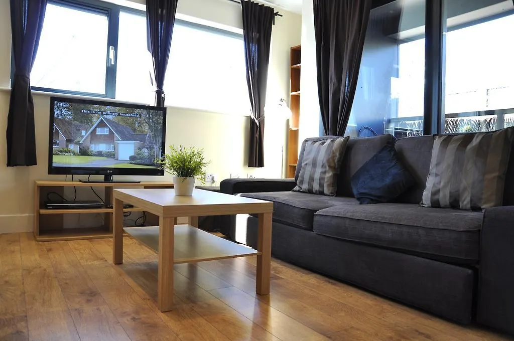Beautiful 4-Bedroom Flat In London Bridge/Borough! contacts